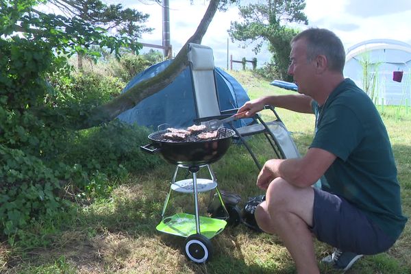 Le camping à l'ancienne existe toujours et a ses adeptes. Cyril le pratique dans le Val de Saire (Manche) depuis plus de 50 ans.