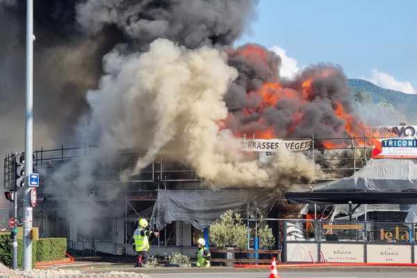 Ce vendredi soir, les pompiers de l'Isère tentaient toujours d'éteindre le feu qui s'est déclaré vers 14h30 dans un centre commercial de Meylan, dans l'agglomération de Grenoble