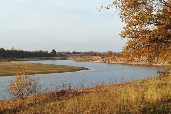 Lac du Cébron dans les Deux-Sèvres 