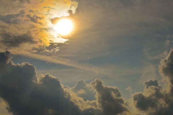 Le soleil perce à travers un banc de nuages - Photo d'illustration