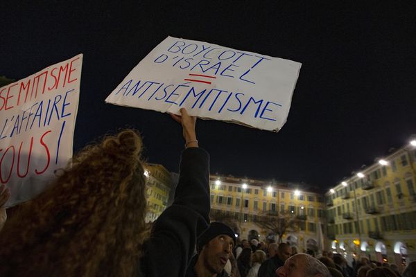 Des panneaux et beaucoup de monde pour dénoncer les actes antisémites en hausse en France.