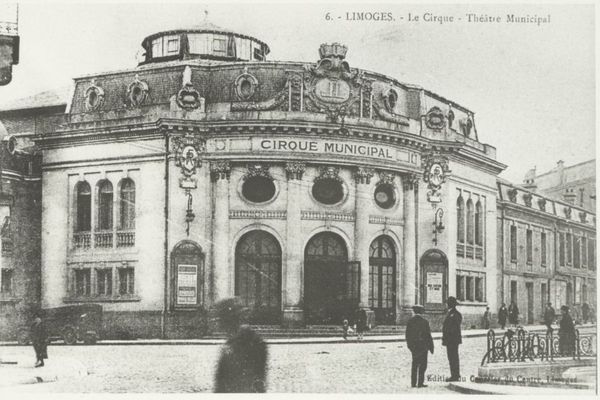 Le monument se tient place Stalingrad, où se trouve l'actuel Opéra de Limoges.