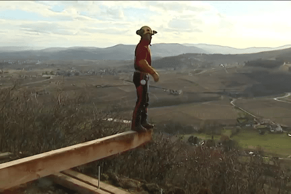 Construction d'un belvédère sur le Mont Brouilly