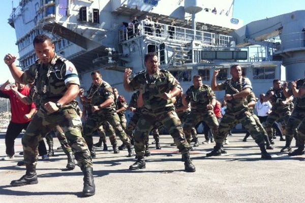 Un haka sur le pont d'envol du porte-avions le Charles-de-Gaulle.