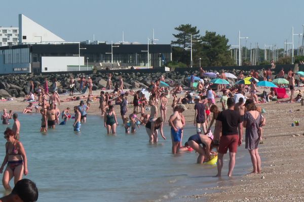 Pour se rafraichir entre deux visites de la ville, la plage de La Rochelle a été une bonne option en cette journée d'alerte orange canicule.