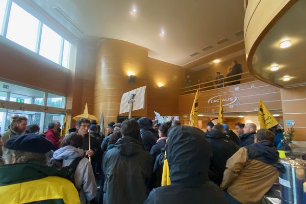 Colère des agriculteurs qui envahissent le siège de Lactalis en Mayenne, le 21 février 2024