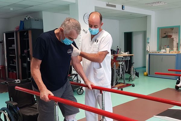 Daniel réapprend peu à peu les gestes essentielles de la vie après avoir passé six semaines dans le coma.