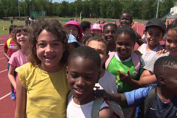 Pour la journée olympique, le stade du G2A a déjà des airs de Paris 2024. Les élèves d'écoles de l'agglomération s'initient, comme de vrais petits athlètes, à plusieurs disciplines. Et la joie est au rendez-vous.