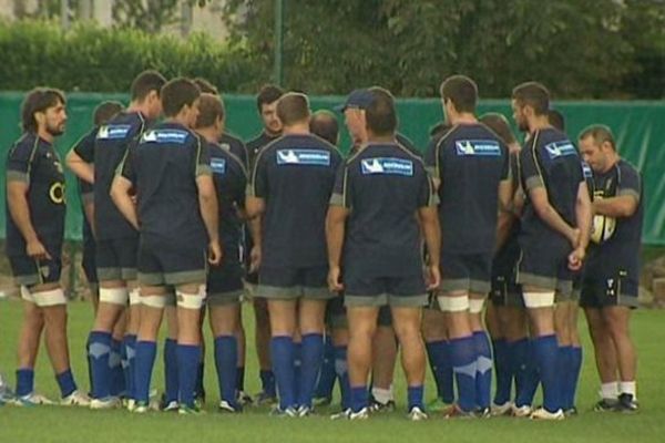 Les hommes de Vern Cotter sont sur leurs gardes. Ils essaient d'oublier leur première défaite du Top 14 face à l'équipe d'Oyonnax. L'infirmerie de l'ASM affiche complet mais contre Toulouse, les clermontois veulent réussir leur rentrée à domicile, au stade Michelin.
