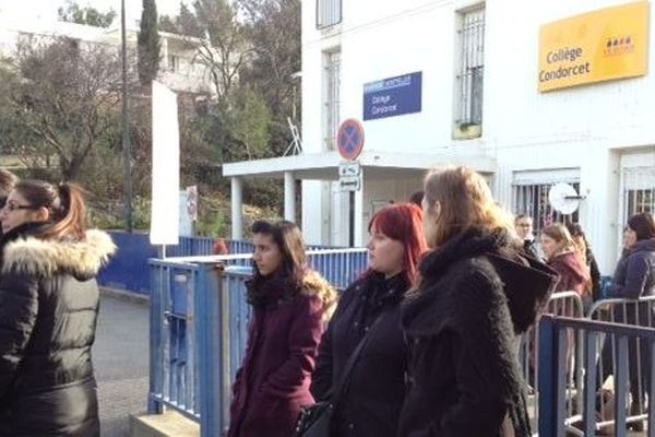 Personnel et parents d'élèves devant le collège Condorcet à Nîmes