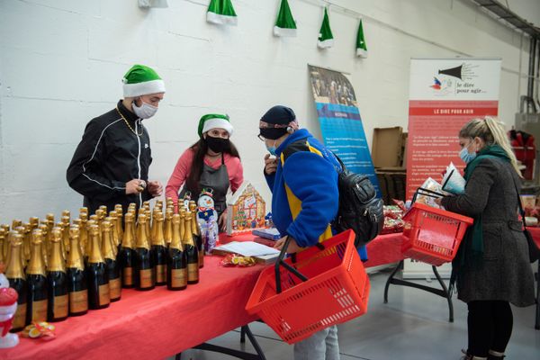 Un marché solidaire de Noël organisé par le Secours populaire en 2020 (image d'illustration).