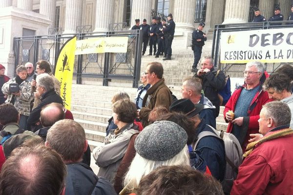 Une soixantaine d'agriculteur de la Loire est venu manifester mardi après midi devant la Cour d'Appel de Lyon.