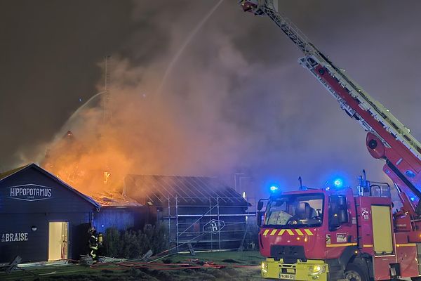 Les salariés et ouvriers présents sur place au moment de l'incendie ont été évacués avant que le feu ne se propage.