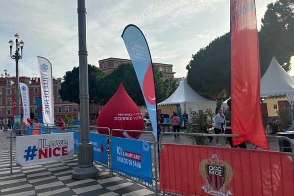 L'installation de l'établissement français du sang place Masséna à Nice.