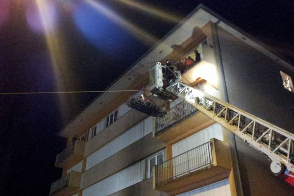 L'évacuation d'une personne de forte corpulence a nécessité l'intervention des pompiers du GRIMP (groupement d'intervention en milieu périlleux).