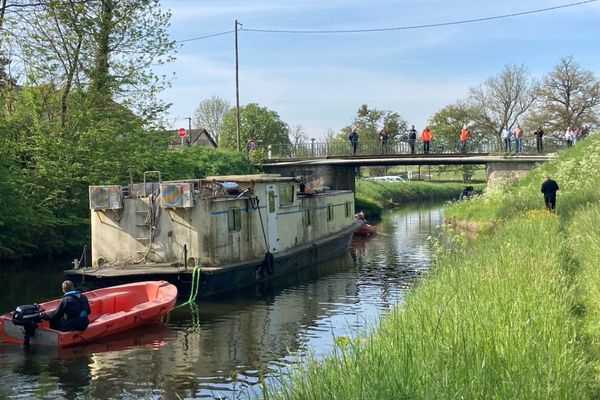 Les bateaux qui bloquent le canal, en train d'être évacués.