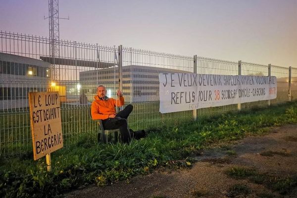 Ce vendredi 23 octobre, Pascal Geay s'est enchaîné devant les bâtiments du Service Départemental d'Incendie et de Secours des Deux-Sèvres.