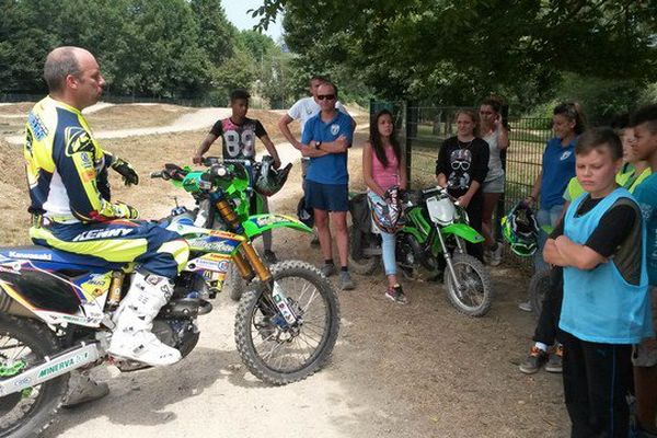 L'atelier avait pour objectif de faire prendre de bonnes habitudes à ces jeunes motards