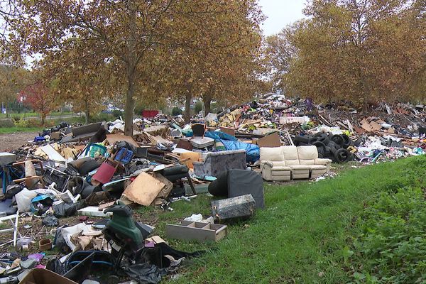 Après les intempéries du 17 novembre, Givors face à une montagne de déchets. Plusieurs milliers de mètres cubes de détritus ont été stockés sur deux sites de la commune par la Métropole de Lyon. Un stockage temporaire, notamment sur un terrain situé à l'entrée de la commune.