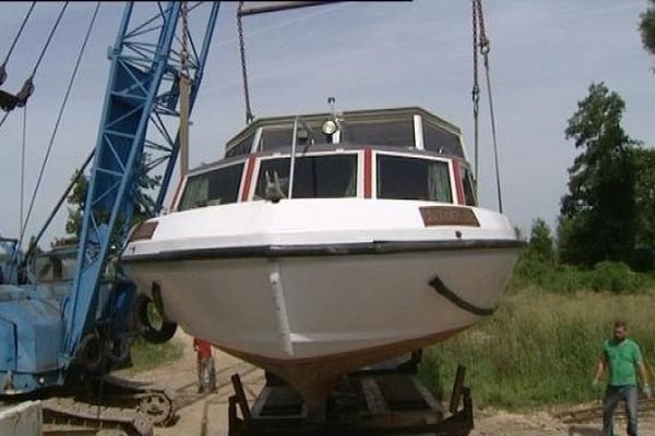 C'est par la voie des airs et par la route que ces bateaux ont pu passer l'écluse effondrée.