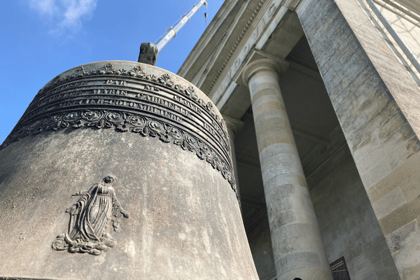 Les cloches de l'église Saint-Louis, située sur la place Napoléon ont été déposées.