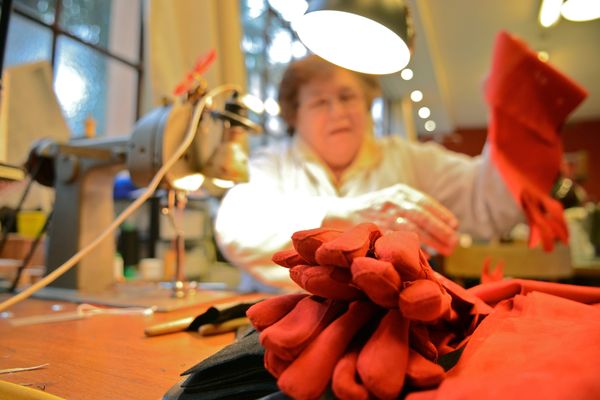 Le gant et Millau : une tradition ancestrale qui pourrait bientôt être inscrit au patrimoine immatériel de l'UNESCO.