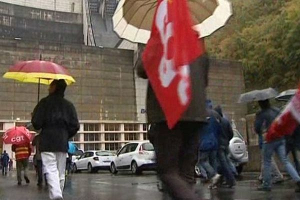 Arrivée des manifestants au pied du barrage de Bort-Les-Orgues, 04-11-2014