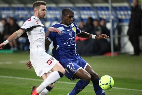 Le Bastias Antony Modeste (à droite) aux prises avec le Sochalien Mathieu Peybernes, le 26 mai, lors du match Bastia-Sochaux comptant pour la 38ème et dernière journée de Ligue 1