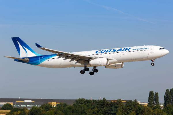 Un Airbus A330 de la compagnie Corsair similaire à celui qui a connu une avarie au dessus de la Normandie ce 2 mai 2024