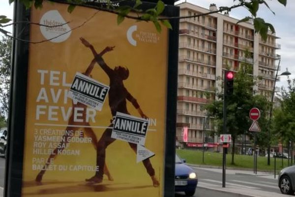 Des affichettes annonçant l'annulation du spectacle, qui ne l'est pas, ont recouvert les affiches officielles