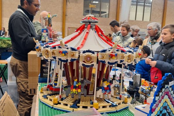 Un carrousel de l'ancien temps tout en Lego.