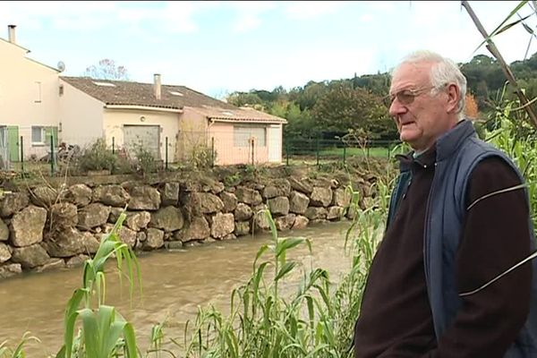 Michel Dotta devant la Brague, le fleuve qui a inondé sa maison toute proche. 