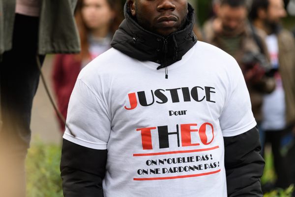 Un rassemblement devant le TGI de Bobigny, en octobre 2017, pour demander "justice pour Théo".