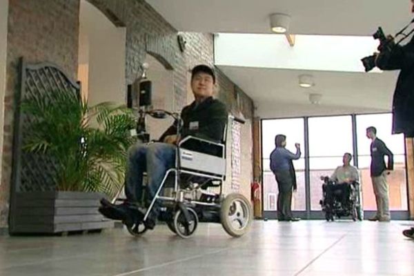 Un polyhandicapé essaie le fauteuil intelligent à Lomme