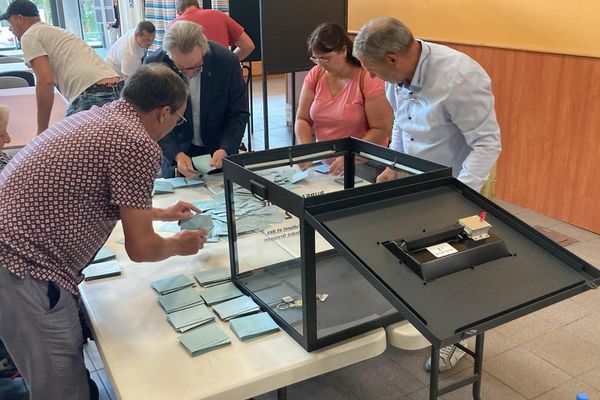 18 heures... Le scrutin est clos dépouillement commence dans la plupart des bureaux de vote, comme ici à la mairie d'Aix-les-Bains, en Savoie.