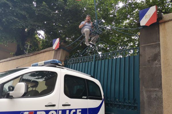 Mercredi 15 juillet, Philippe Montel, gérant du Volcan de Lemptégy, a escaladé le portail de la sous-préfecture de Riom près de Clermont-Ferrand.