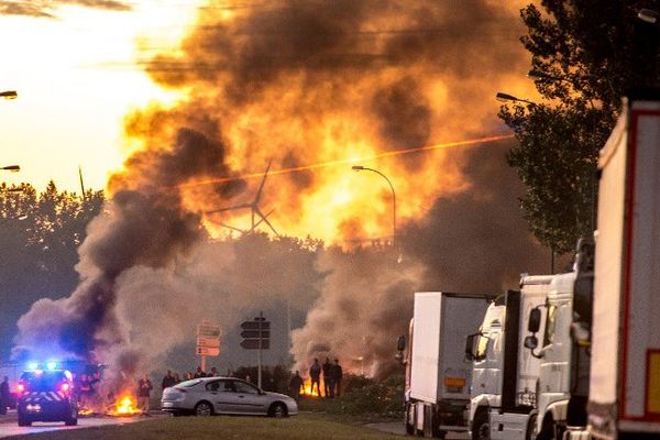 Le 29 août à Roye, une soixantaine de personnes bloquent la circulation sur l'autoroute A1. 