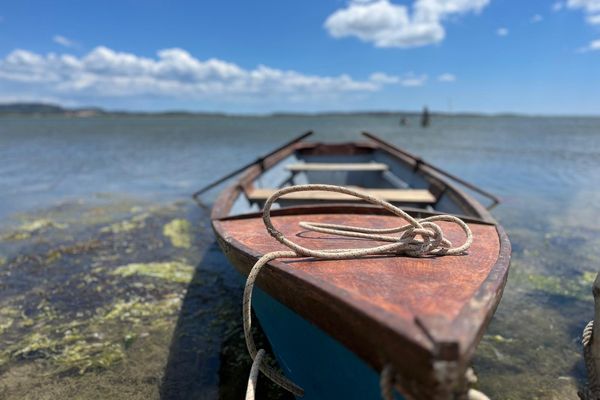 La bateauthèque de Bages offre des bateaux et des équipements pour une côtisation de 40€ à l'année.