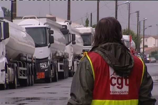 Les barrages filtrants à l'entrée du dépôt pétrolier Picoty à La Rochelle provoquent une longue file d'attente.