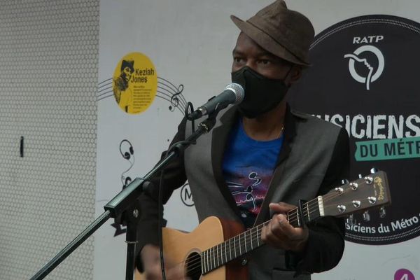 Esteban, musicien dans le métro, fait partie de la centaine d'artistes autorités à jouer à nouveau dans les sous-sols parisiens.