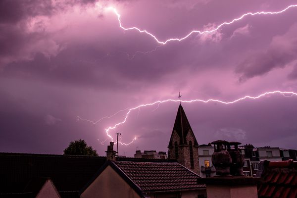 Cette alerte aux orages dans les départements de l'Ain, de l'Ardèche, de la Drôme, de la  Loire et du Rhône fait suite à la vague de chaleur de ces derniers jours.