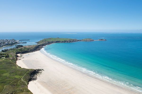 La plage des Blancs Sablons au Conquet (29) est un spot connu pour la glisse et la voile.