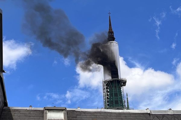 Un impressionnant incendie a démarré sur la flèche de la cathédrale de Rouen (Seine-Maritime), jeudi 11 juillet 2024.