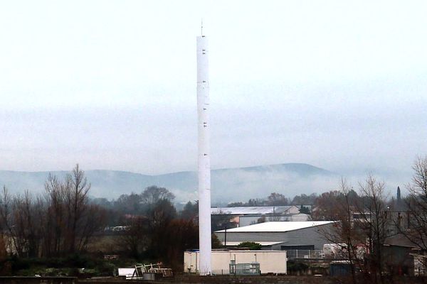 Une antenne  5 G identique à celle-ci mais d'un autre opérateur est en cours de construction