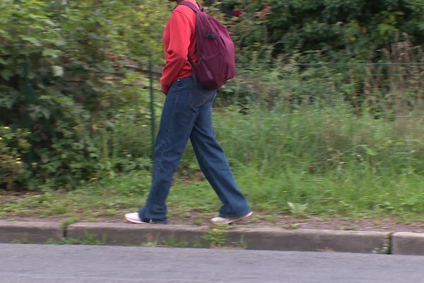 Esther, mineure isolée, a connu la rue en France. Elle est désormais scolarisée et hébergée dans une famille