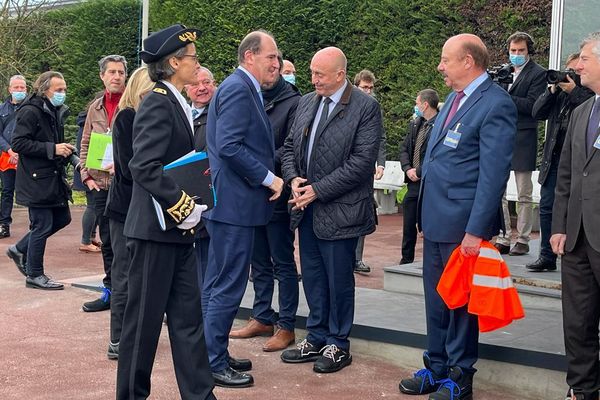 Le Premier ministre Jean Castex, accueilli par Stéphane Haussoulier, président du Conseil départemental de la Somme et Alain Gest, président d'Amiens métropole à son arrivée à l'usine Goodyear, le jeudi 17 mars.