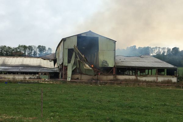 Le hangar a été en partie détruit par les flammes.