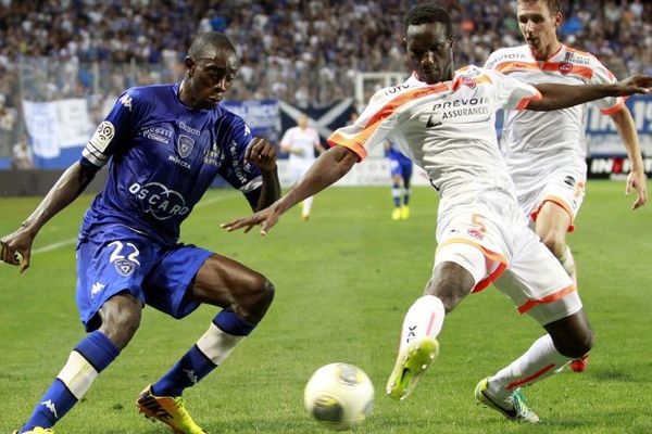 Sambou Yabataré (gauche) lors du match du SC Bastia contre Valenciennes, le 17 août 2013