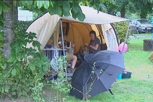 Camping, tente et parapluie à Quingey (25)