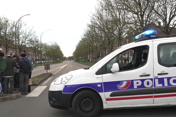 Le boulevard de St-Quentin à Amiens est bloqué par la police à la suite d'une alerte à la bombe dans la cité scolaire avoisinante.